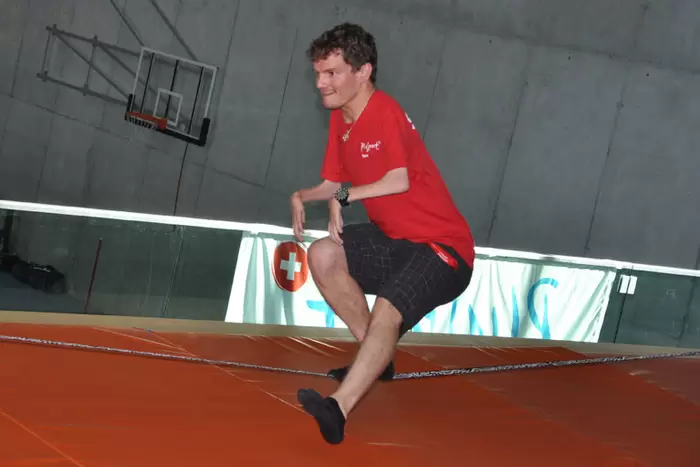 Ein PluSport-Athlet balanciert mit viel Geschick auf der Slackline