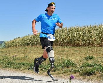 Die Laufprothesen von Daniel Wyss sind nicht nur bei never walk alone Läufen im Einsatz - sondern auch an internationalen Para-Triathlon Wettkämpfen (Foto: Alpha Foto)