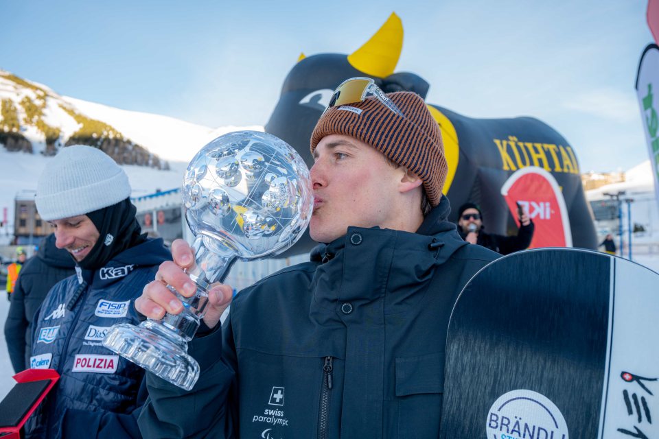 [Translate to Francais:] Aron Fahrni avec  la boule de cristal de Banked-Slalom