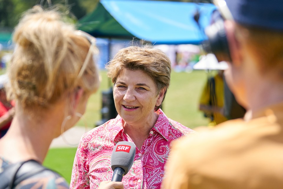 [Translate to Francais:] Bundesrätin Viola Amherd beim SRF-Interview am PluSport-Tag (Foto: Buchli Fotografie)