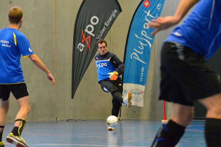 Des jeunes jouent au football lors d’un tournoi en salle